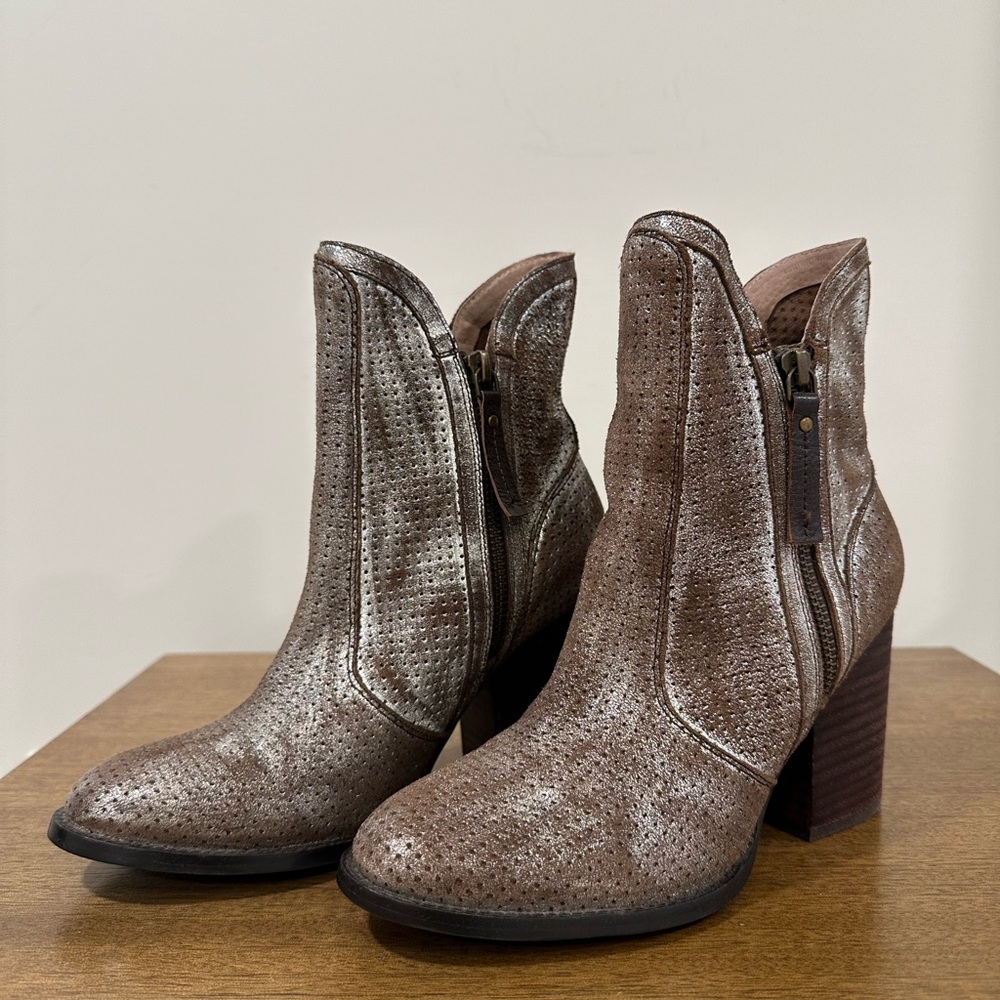 Seychelles Around the World block heel boots Sz 7